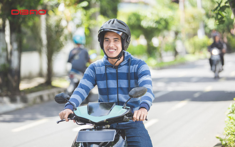 Không đội mũ bảo hiểm là một lỗi vi phạm người điều khiển xe máy thường gặp phải